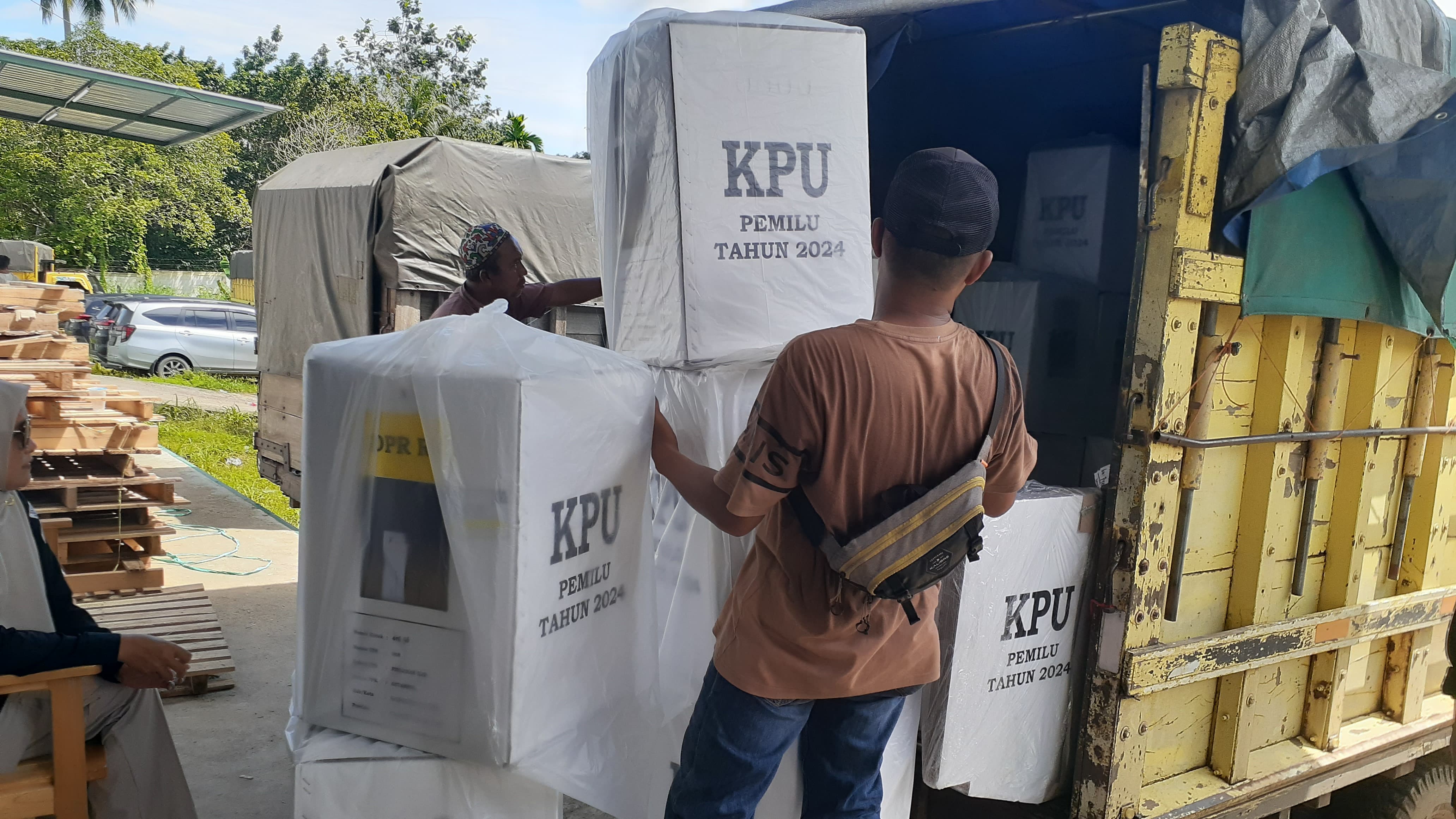 PROSES ANTAR: Pendistribusian logistik KPU ke sejumlah Kecamatan di Kabupaten Banjar, Kamis (1/2/2024).(Foto: Sheilla Farazela/Radar Banjarmasin)