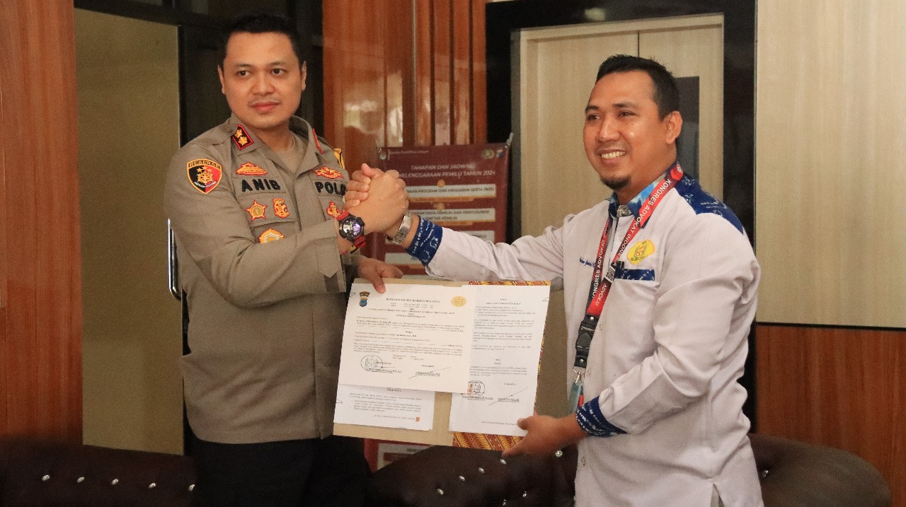 KERJA SAMA: Kapolres Tabalong, AKBP Anib Bastian bersama Ketua LBH Peduli Hukum dan Keadilan Cabang Banua Anam, Muhammad Irana Yudiartika.(foto: Ibnu/Radar Banjarmasin)
