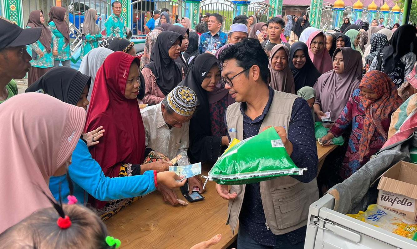 SOLUSI: Operasi Pasar Murah di Desa Teluk Mesjid, Kecamatan Danau Panggang, Kabupaten HSU diserbu ibu-ibu, Kamis (1/2/2024).(Foto: M Akbar/Radar Banjarmasin)
