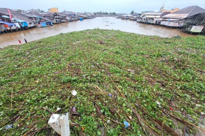 PAMPANGAN: Eceng gondok bercampur sampah memenuhi Sungai Martapura. Foto diambil di atas Jembatan Pasar Lama.&nbsp;