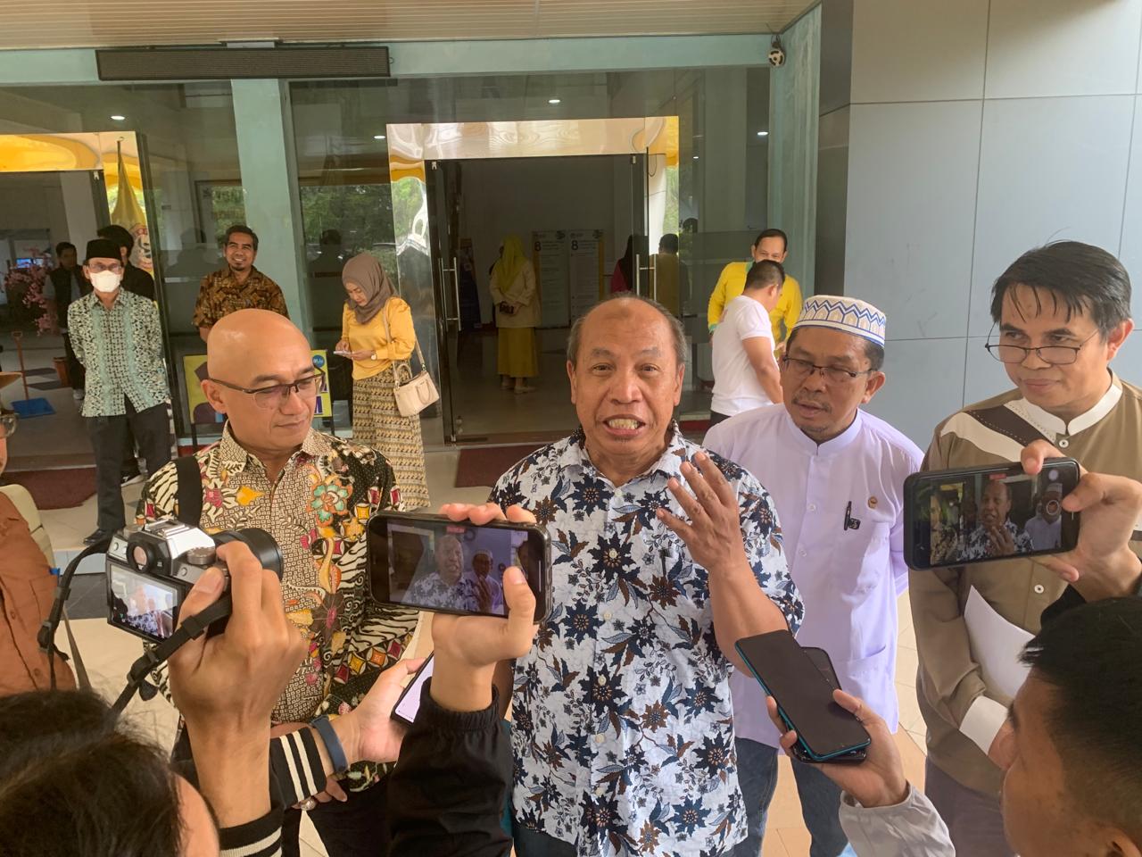 WAWANCARA: Prof Hadin Muhjad didampingi sivitas akademika ULM Banjarmasin usai membacakan Deklarasi Kebangsaan Kayu Tangi untuk Demokrasi yang Bermartabat, Jumat (2/2/2024).
