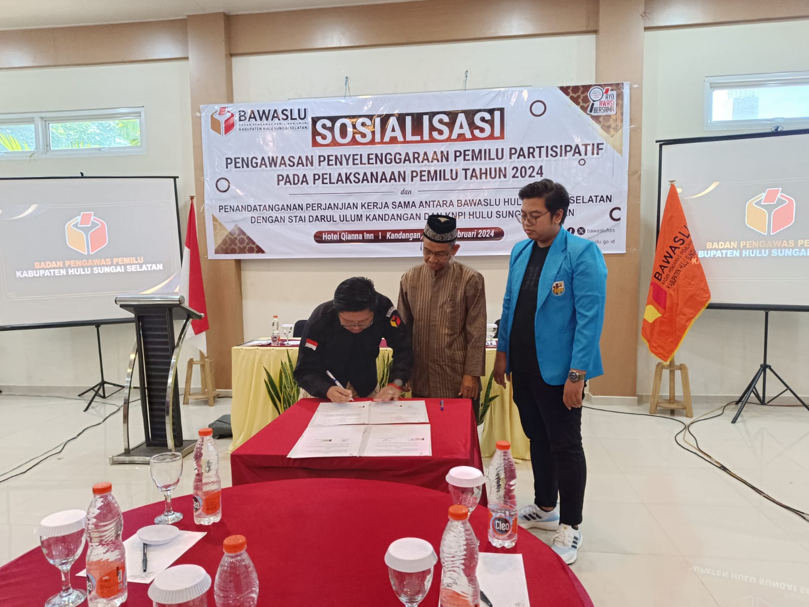 KERJA SAMA: Bawaslu HSS bersama STAI Darul Ulum Kandangan dan KNPI Kabupaten HSS menandatangani kerja sama pengawasan pelaksanaan Pemilu 2024.(Foto Salahudin/Radar Banjarmasin)