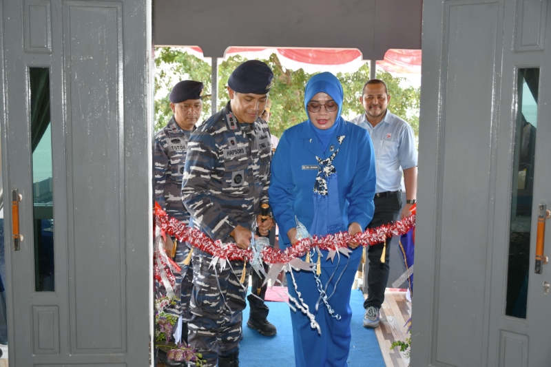 PERESMIAN: Danlanal Kotabaru, Letkol Laut (P) Hapsoro didampingi istrinya Ny Eka Hapsoro memotong pita dalam peresmian Poskamlatas TNI AL Tanjung Pamukan.
