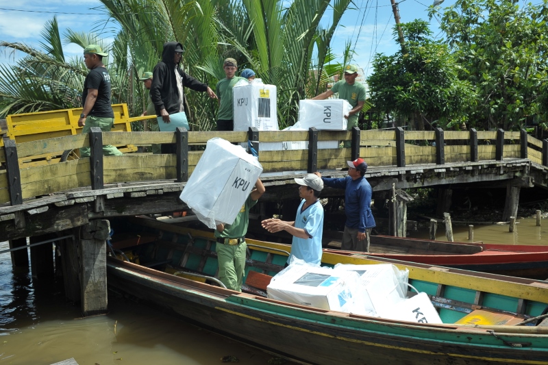 JALUR SUNGAI: Distribusi logistik dengan kelotok untuk daerah pinggiran Banjarmasin pada Pemilu 2019 lalu.&nbsp;
