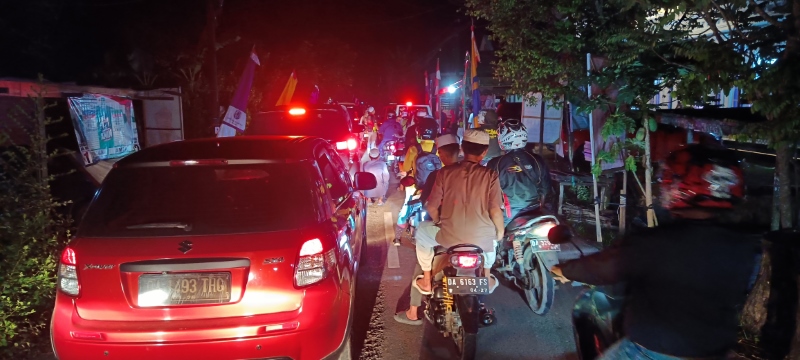 PADAT: Ribuan jemaah Guru Danau atau KH Asmuni memadati Kecamatan Danau Panggang.