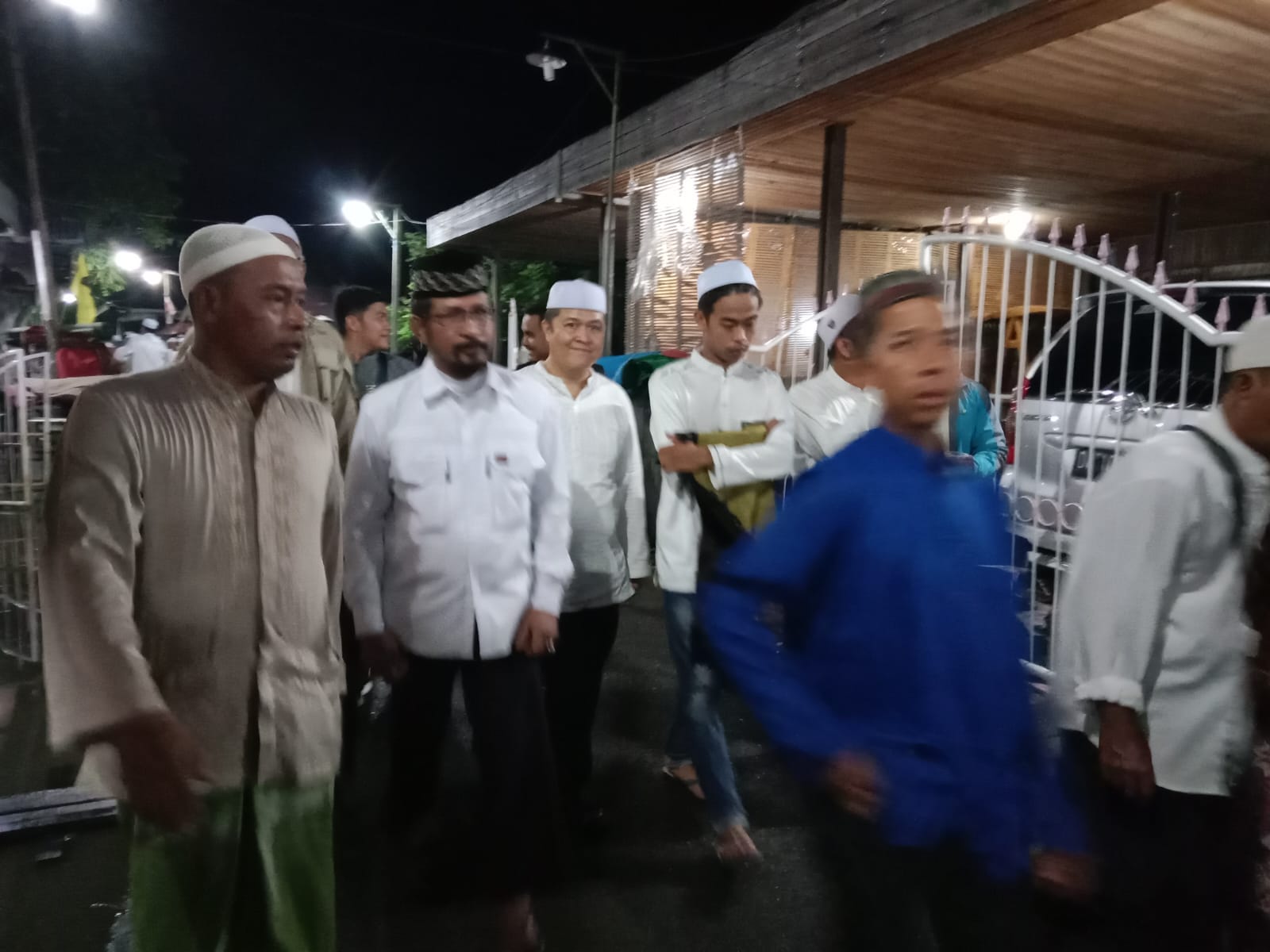 MELAYAT: Pj Bupati HSU, Zakly Asswan saat tiba di dekat kediaman Guru Danau, Jumat (2/2/2024)tengah  malam.(Foto: Pemkab HSU/Radar Banjarmasin)