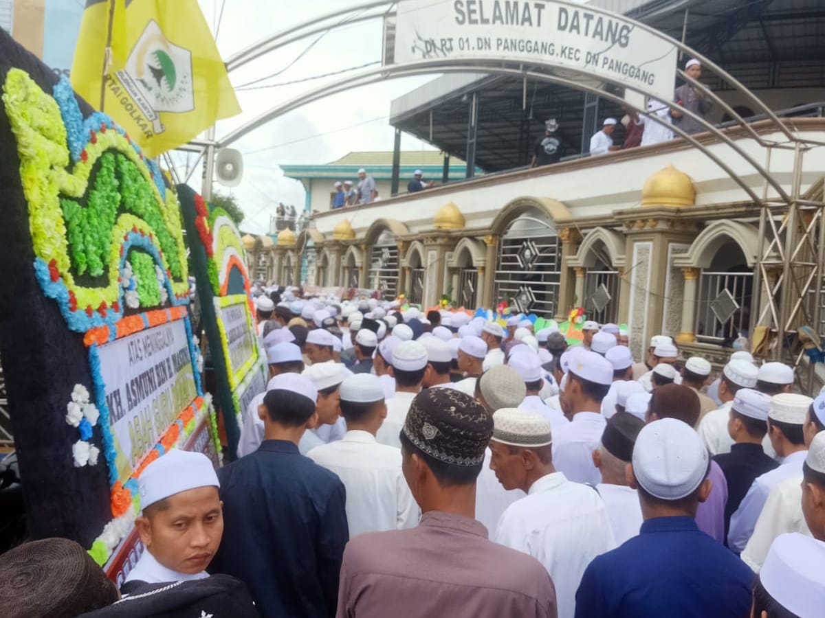 BERDUKA: Jamaah memadati jalan menuju kediaman Guru Danau di RT 01, Kecamatan Danau Panggang, Kabupaten HSU.(Foto: M Akbar/Radar Banjarmasin)