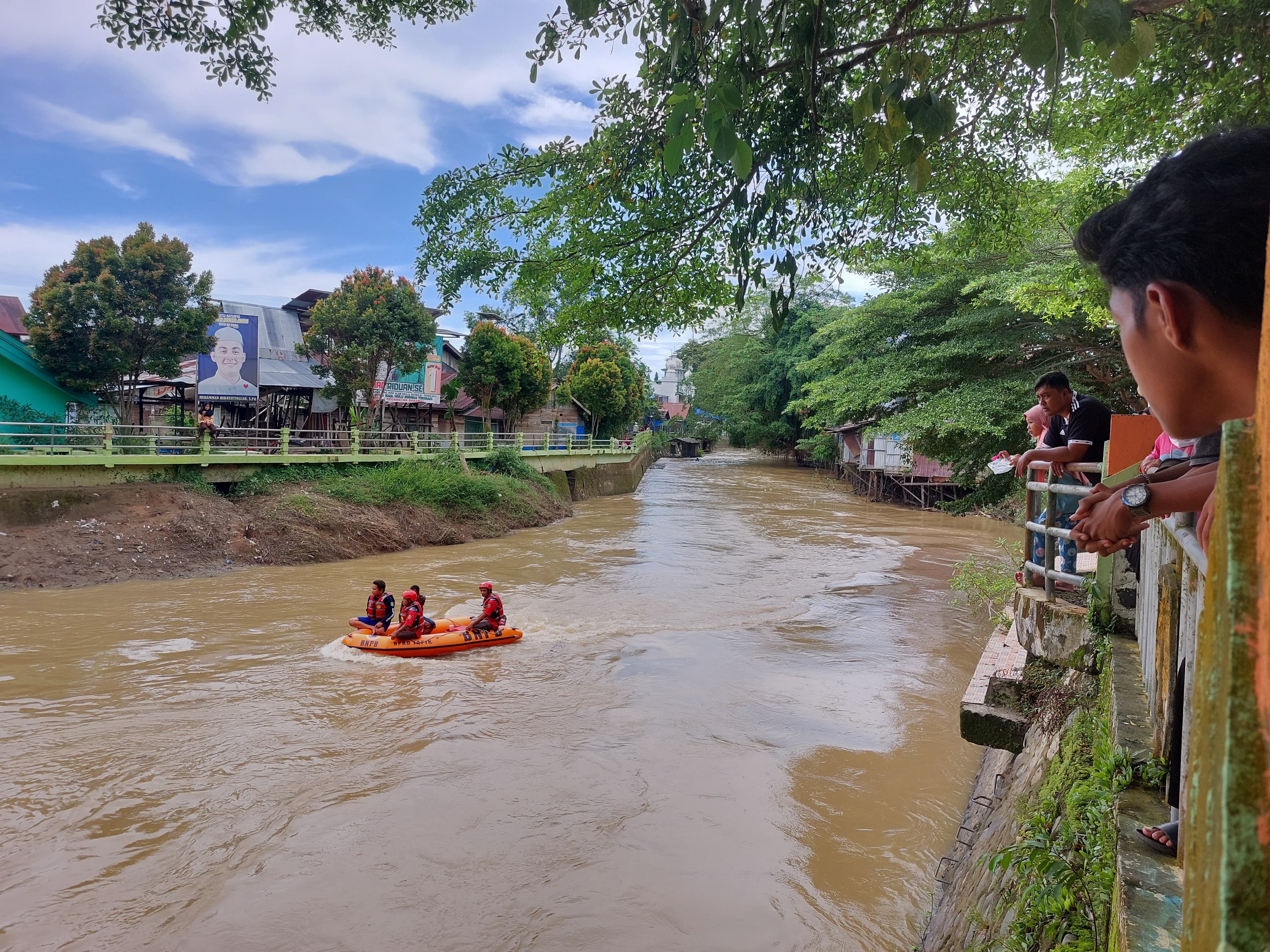 PENCARIAN: Relawan gabungan masih mencari bocah 12 tahun yang dikabarkan tenggelam di Sungai Munti Raya.(Foto: Jamaluddin/Radar Banjarmasin)