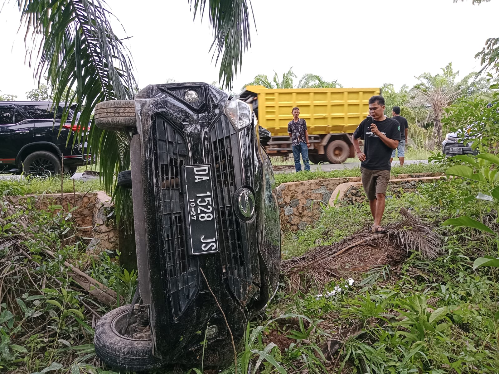 RINGSEK: Kondisi mobil Daihatsu Sigra yang mengalami laka tunggal di Jalan A Yani, Desa Sabuhur, Kecamatan Jorong, Kabupaten Tala, Sabtu (3/2/2024).(Foto:Satlantas Polres Tala untuk Radar Banjarmasin)