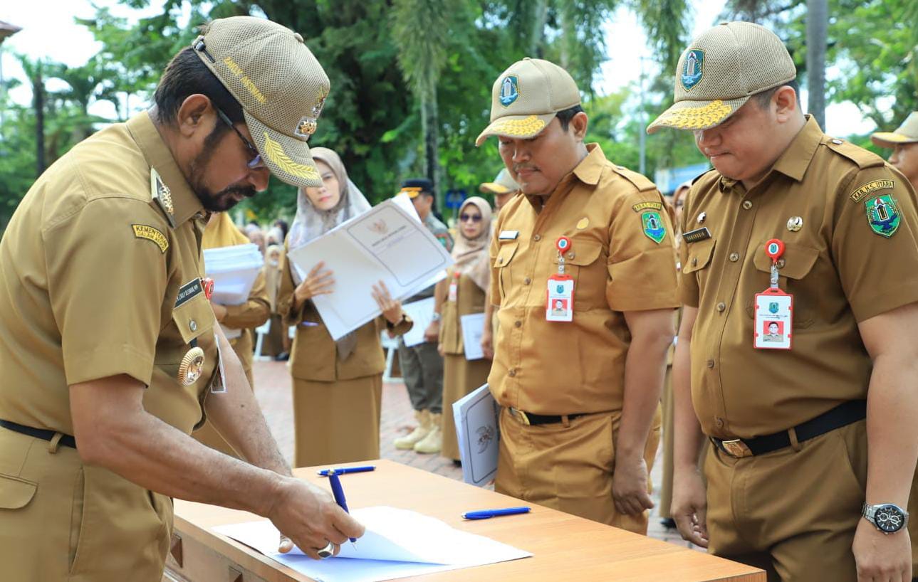 KOMITMEN: Pj Bupati HSU, Zakly Asswan menyaksikan penandatanganan pakta integritas Kepala SKPD Pemkab HSU, Senin (5/2/2024).(Foto: M Akbar/Radar Banjarmasin)