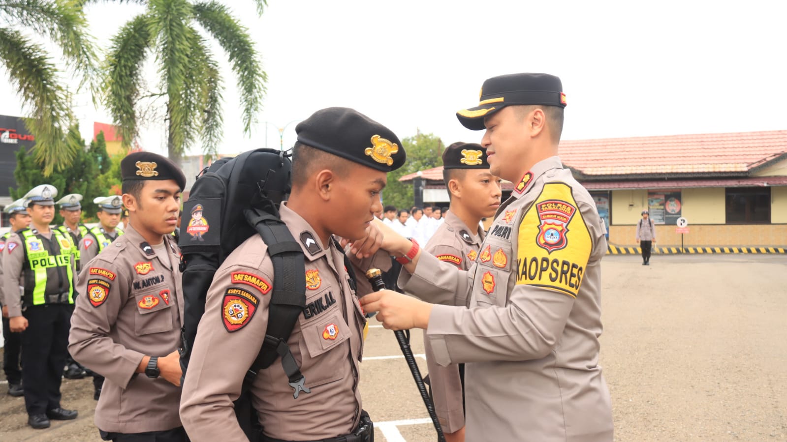 SIAP SIAGA: Kapolres Tabalong, AKBP Anib Bastian menyerahkan ransel berisi Kaporlap ke anggota Polri, Senin (5/2/2024).(foto: Ibnu Dwi Wahyudi/Radar Banjarmasin)