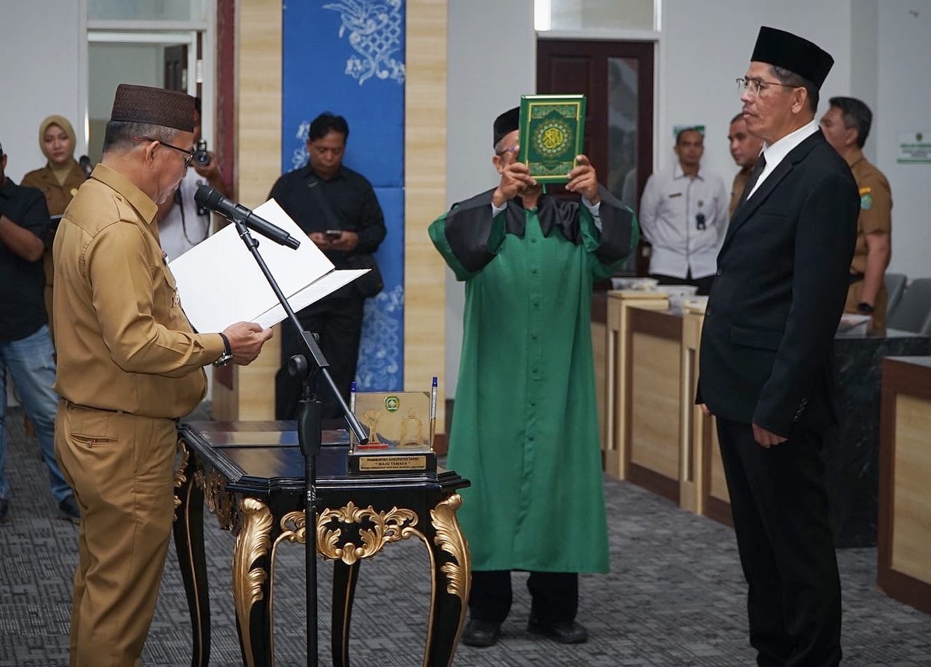RESMI DILANTIK: Pj Bupati Tapin, Muhammad Syarifuddin melantik Alimin Fauzi sebagai Direktur PDAM Tapin yang baru di Aula Tamasa, Senin (5/2/2024).(foto: Prokopim Setda Tapin untuk Radar Banjarmasin)
