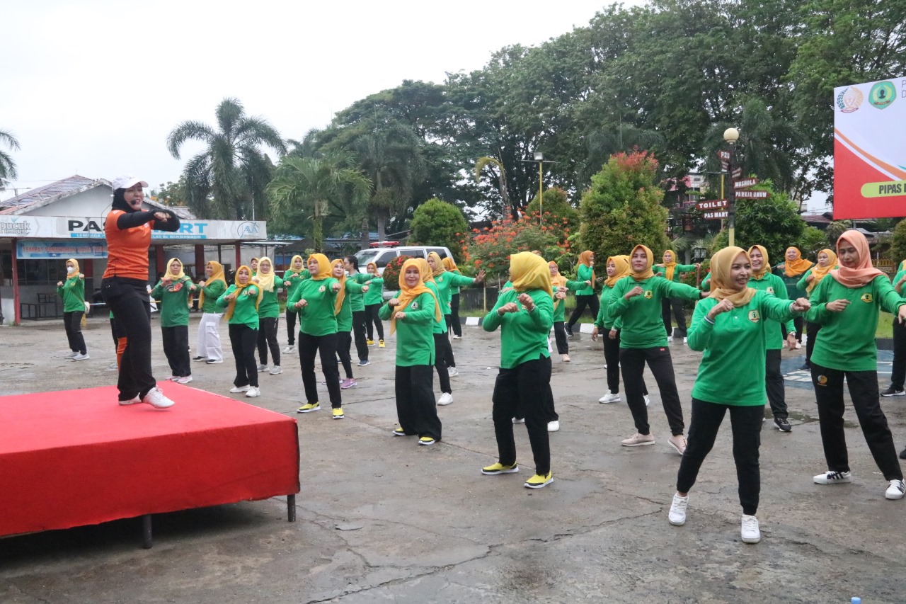 BUGAR: Jalan sehat dan senam bersama bersama dalam rangka HUT ke-20 Paguyuban Ibu-Ibu Pemasyarakatan (PIPAS) berlangsung meriah, Minggu (4/2/2024).