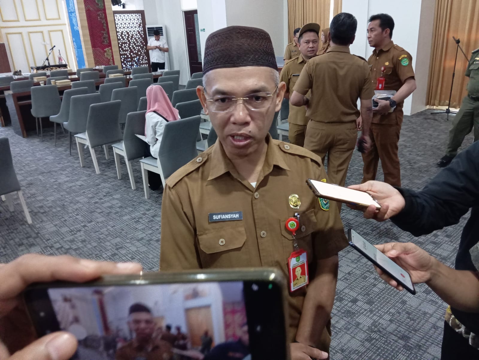 WAWANCARA: Sekda Tapin, Sufiansyah diwawancarai terkait harapannya terhadap Direktur PDAM Tapin yang baru, Alimin Fauzi.(Foto: Rasidi Fadli/Radar Banjarmasin)