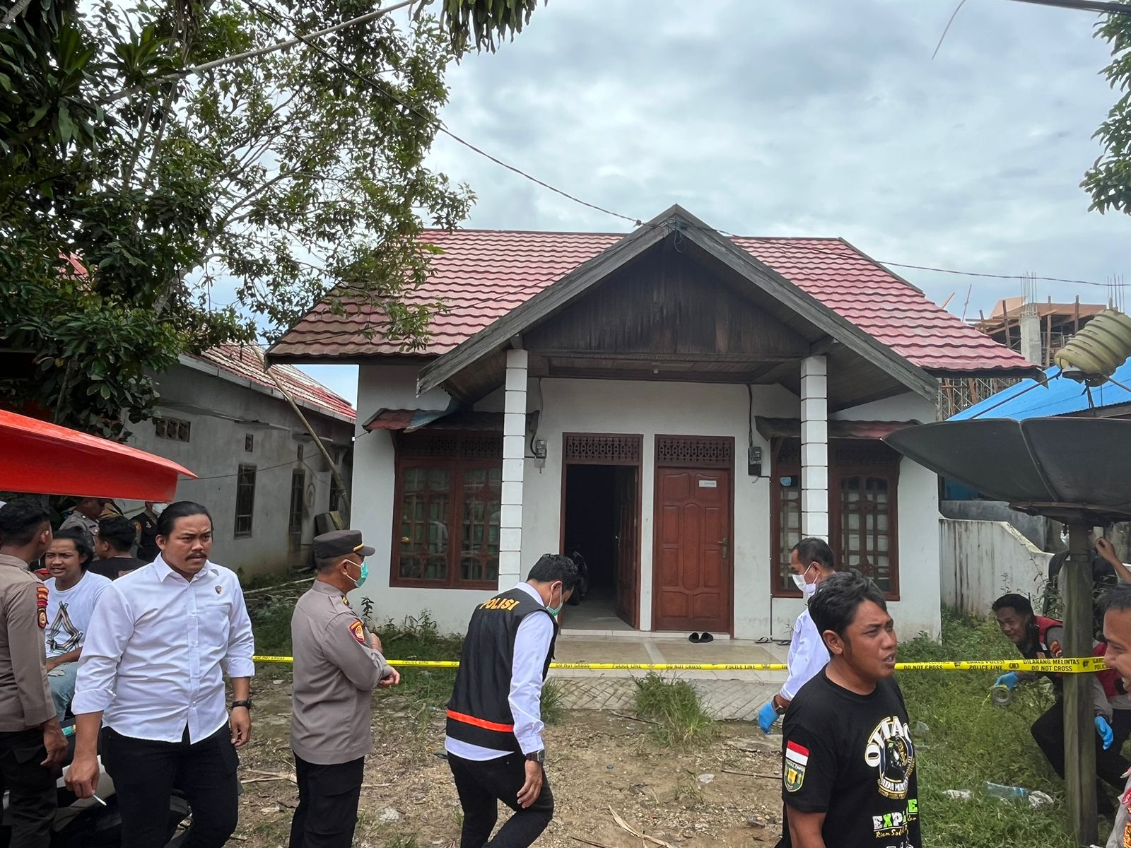 OLAH TKP: Jajaran Polres Tabalong saat mengamankan TKP dan jenazah yang diduga melakukan gantung diri, Senin (5/2/2024).(foto: Ibnu Dwi Wahyudi/Radar Banjarmasin)
