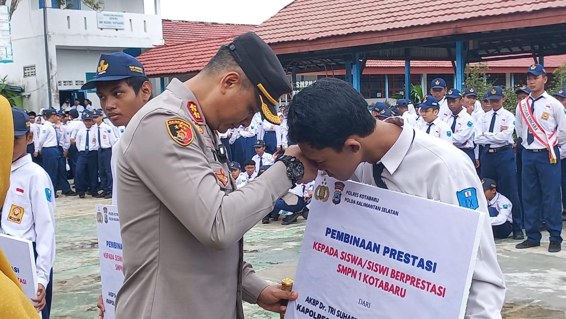 TERHARU: Siswa SMPN 1 Kotabaru menerima bantuan secara simbolis oleh Kapolres Kotabaru AKBP Tri Suhartanto, Senin (5/2/2024).(foto: Jumain/Radar Banjarmasin)