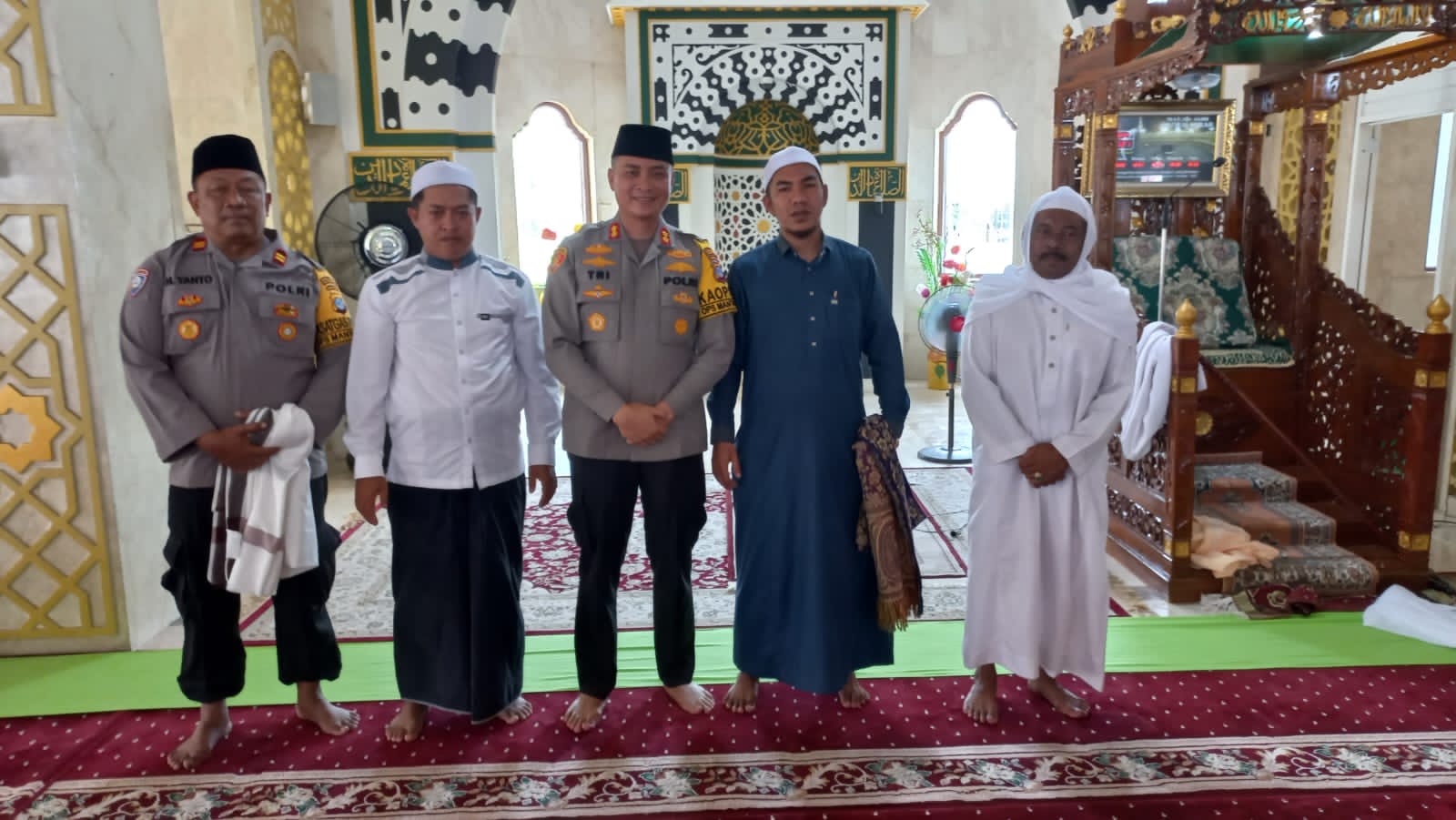 SENANG: Kapolres Kotabaru, AKBP Tri Suhartanto berfoto bersama dengan Marbut Masjid (baju putih sarung hitam) yang akan diberangkatkan umrah.