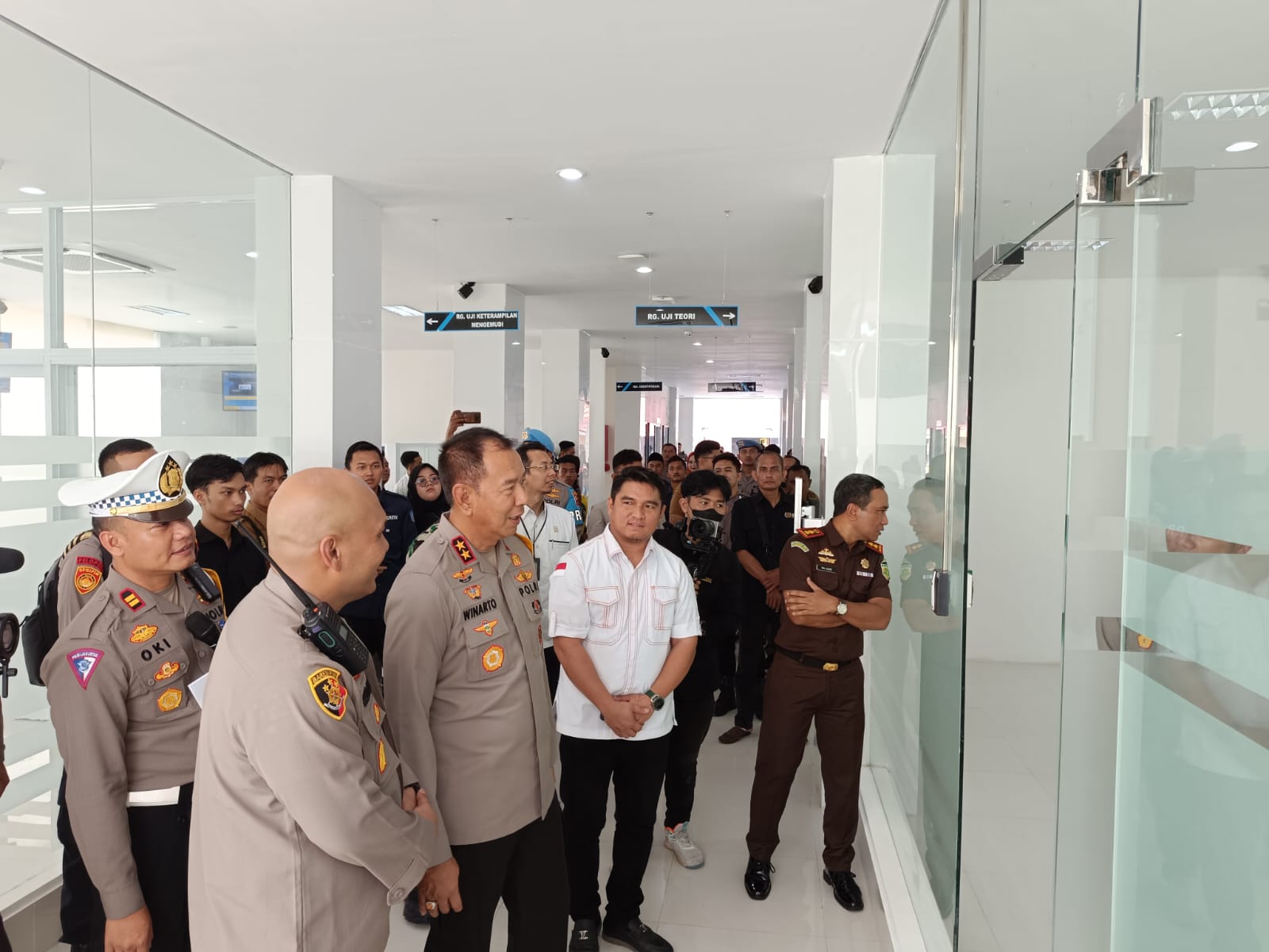 MENINJAU : Ketua DPRD HSS Akhmad Fahmi bersama Kapolda Kalsel Irjen Pol Winarto dan Kapolres HSS AKBP Leo Martin Pasaribu saat meninjau Gedung Satpas Prototype usai diresmikan.