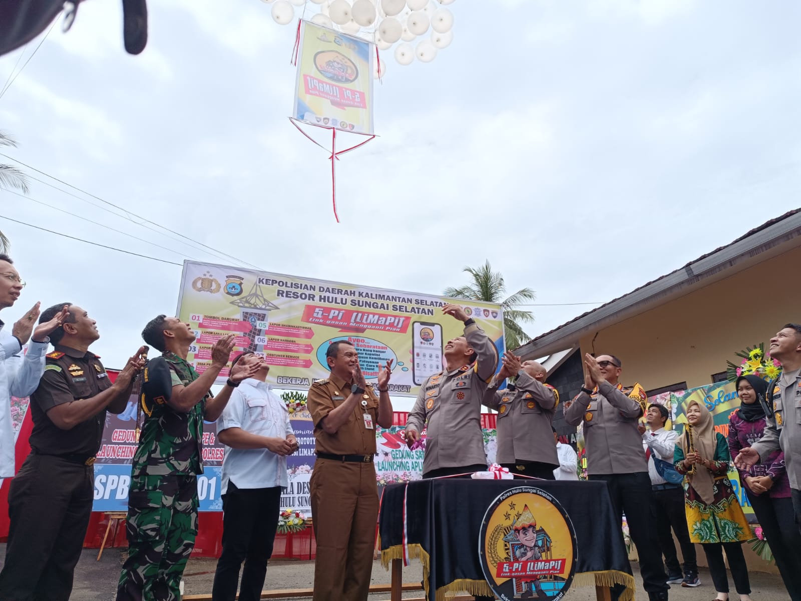 PELUNCURAN : Ketua DPRD HSS Akhmad Fahmi bersama Kapolda Kalsel Irjen Pol Winarto dan Kapolres HSS AKBP Leo Martin Pasaribu saat meluncurkan aplikasi Limapi Polres HSS.