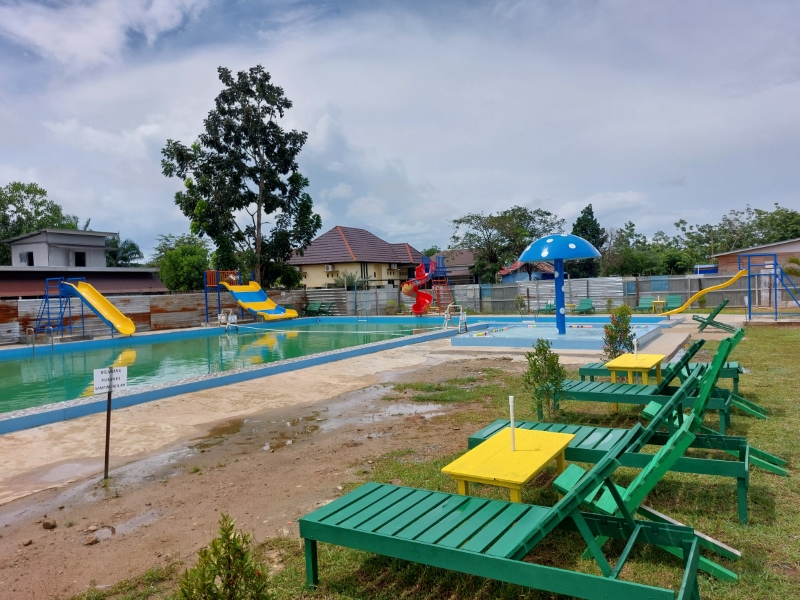 WAHANA BARU: Waterpark Simpang Empat yang dikelola BUMDes Karya Putra Pribumi.