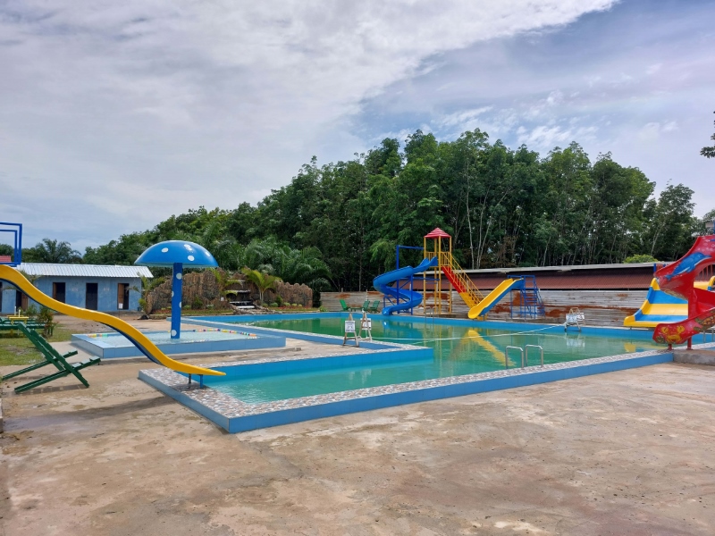 WAHANA BARU: Waterpark Simpang Empat yang dikelola BUMDes Karya Putra Pribumi.
