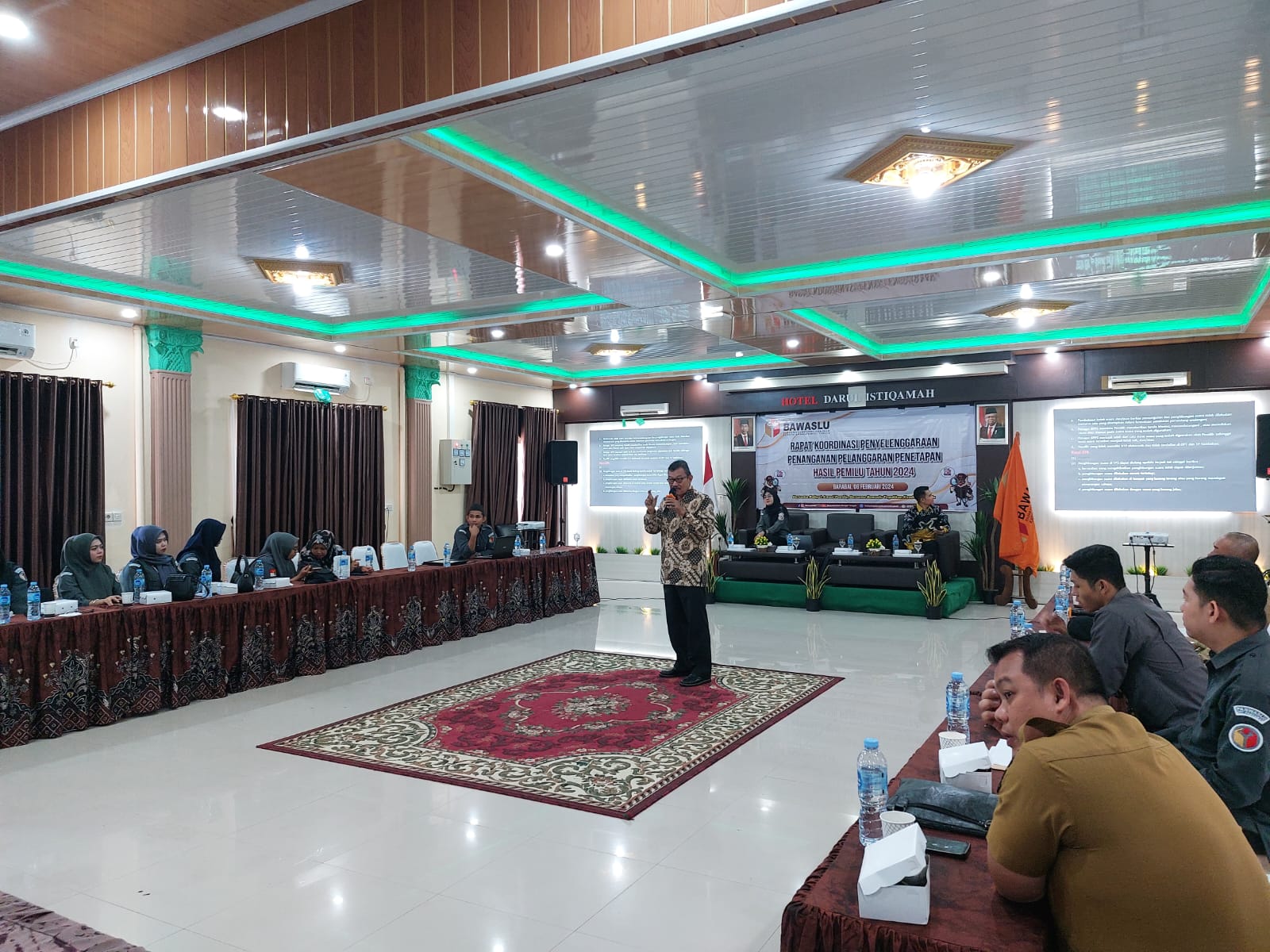 RAKOR: Bawaslu HST menggelar rapat koordinasi bersama Panwascam terkait penanganan pelanggaran Pemilu 2024 di Aula Hotel Darul Istiqomah, Selasa (6/2/2024).(Foto: Jamaluddin/Radar Banjarmasin)