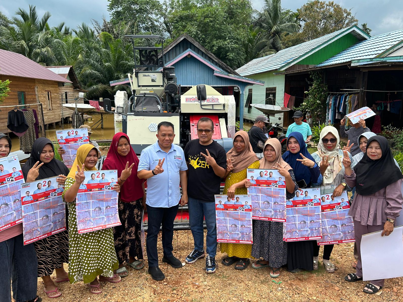 MESIN COMBINE: Caleg DPR RI nomor urut 2 dari PAN, H Sudian Noor menyerahkan bantuan mesin combine kepada warga Desa Anjir Baru, Kecamatan Kusan Hulu, Tanah Bumbu