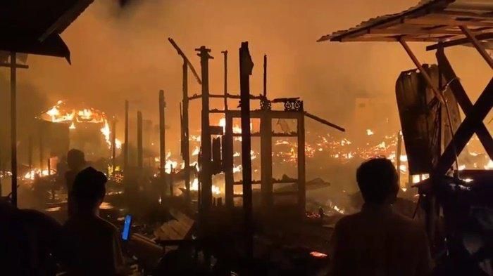 LUDES: Kebakaran di Gang Swarga, Desa Berkah Bersama, Kecamatan Satui, Kabupaten Tanah Bumbu pada Selasa (6/2/2024) dini hari. (Satpol PP dam Damkar Tanbu untuk Radar Banjarmasin)