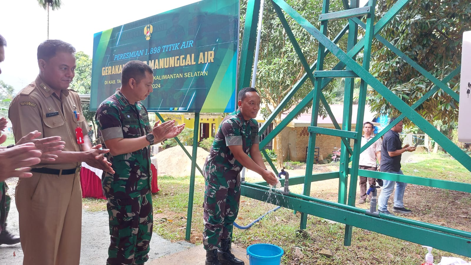 CUCI TANG: Danrem 101/Antasari, Brigjen TNI Ari Aryanto didampingi Dandim 1009/TLA, Letkol Inf Indar Irawan meresmikan sumur bor di Desa Gunung Melati.(Foto:Norsalim Yahya/Radar Banjarmasin)