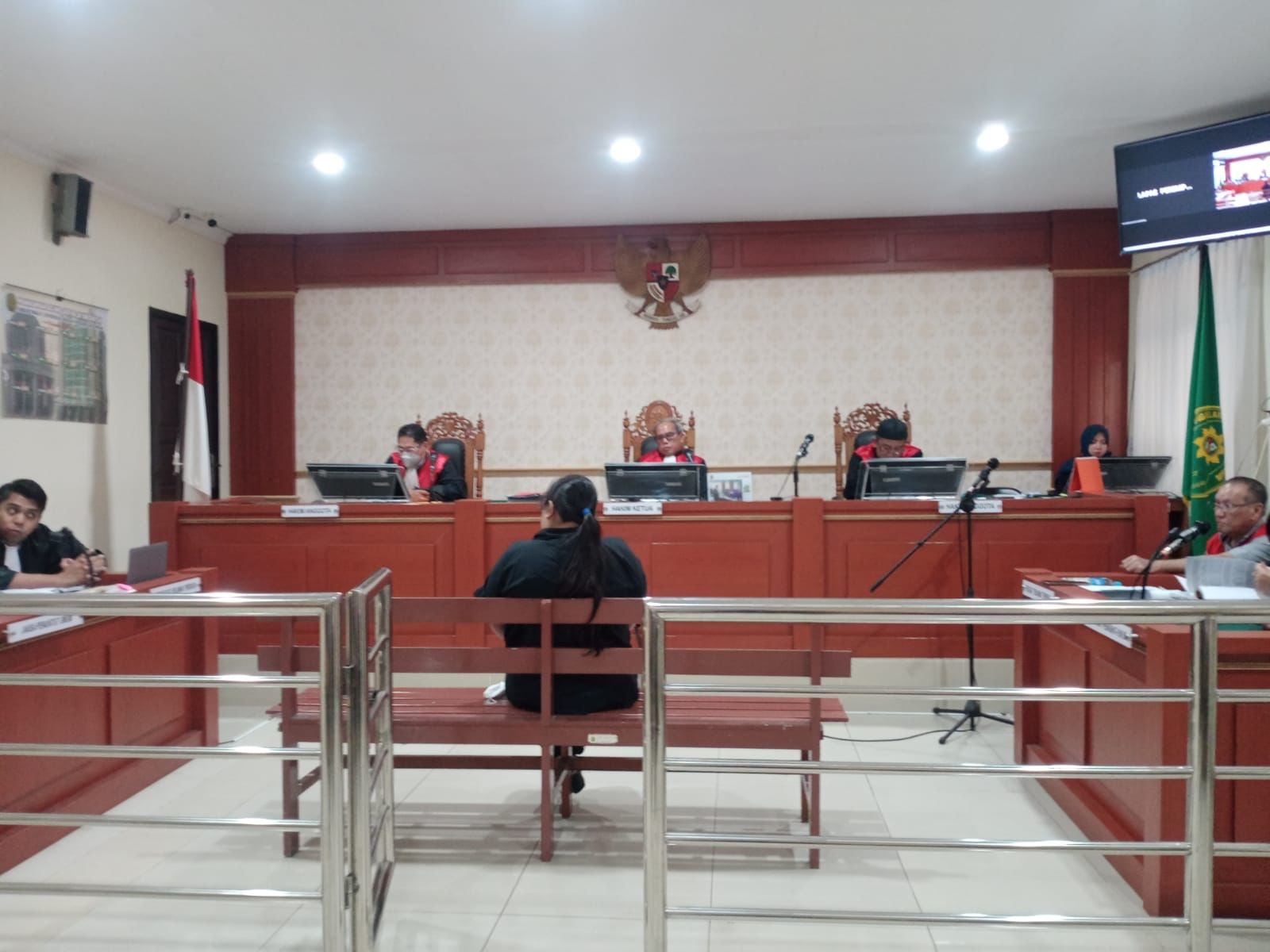 JADI SAKSI: Yunita Pratama kakak kandung Fredy Pratama atau Miming memberi keterangan terkait pencucian uang narkoba untuk terdakwa Lian Silas.