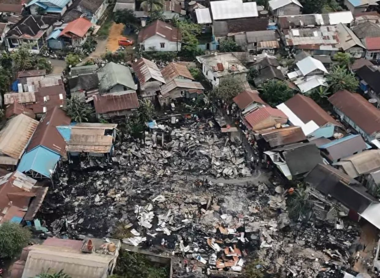 TINGGAL PUING: Sisa kebakaran di Gang Swarga, Desa Berkah Bersama, Kecamatan Satui, Kabupaten Tanbu, Selasa (6/2/2024) pagi.(Foto:Tangkapan layar drone Chaidir Rifqy)