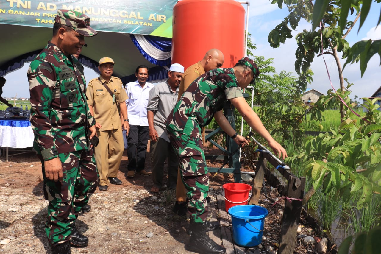 BUKA KERAN: Dandim 1006/Banjar, Letkol Kav Zulkifer Sembiring meresmikan fasilitas air bersih di Desa Kayu Bawang, Kecamatan Gambut, Kabupaten Banjar, Selasa (6/2/2024).(Foto:Humas Kodim 1006 Banjar)