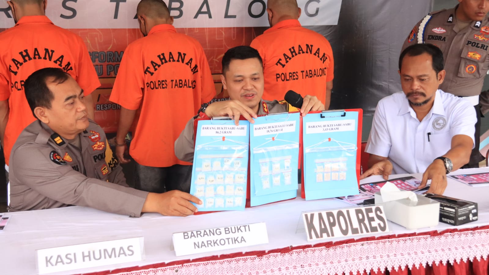 GELAR PERKARA: Kapolres Tabalong, AKBP Anib Bastian bersama Kasatresnarkoba Polres Tabalong, AKP Hairul Ilmi memaparkan keberhasilan menangkap jariangan diduga pengedar sabu Muara Uya, Rabu (7/2/2024)