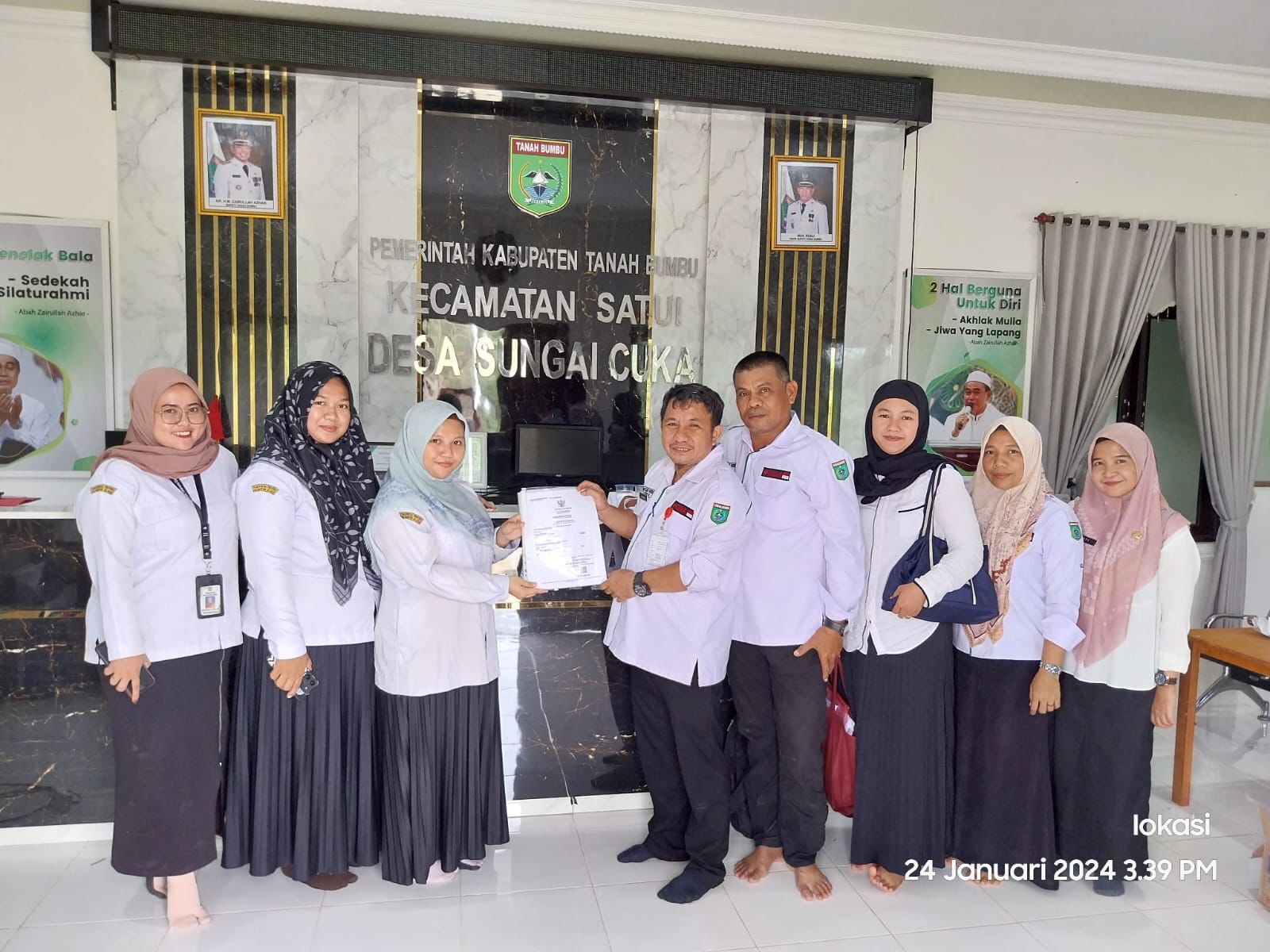 TURUN LANGSUNG: Disdukcapil Tanbu memperlihatkan sejumlah akta kematian hasil &ldquo;jemput bola&rdquo; di Desa Sungai Cuka, Kecamatan Satui, Kabupaten Tanah Bumbu. -