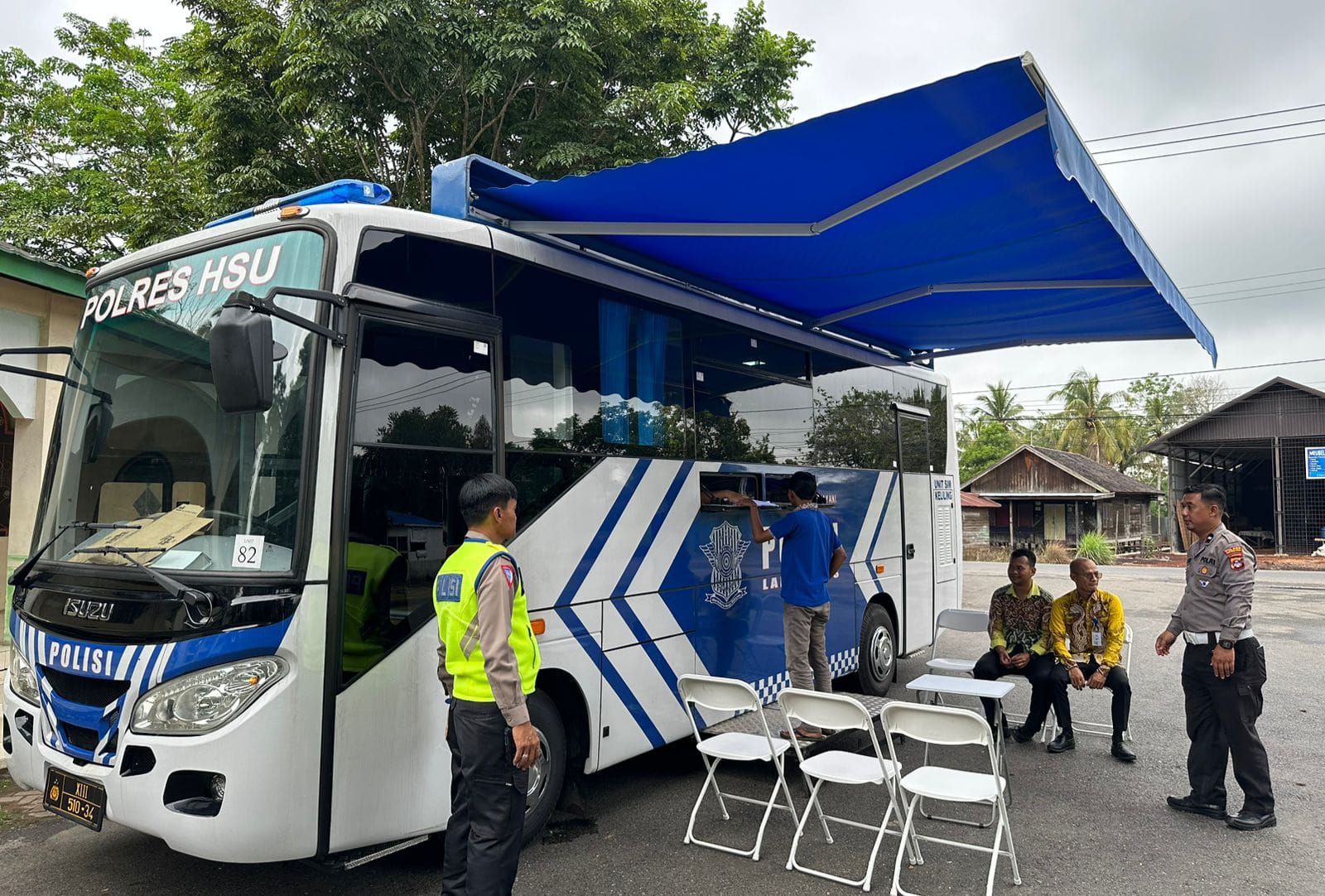 JEMPUT BOLA: Satlantas Polres HSU membuka layanan Bus SIM Keliling untuk memudahkan warga Kota Amuntai dalam perpanjangan SIM A dan C.(Foto: MAkbar/Radar Banjarmasin)