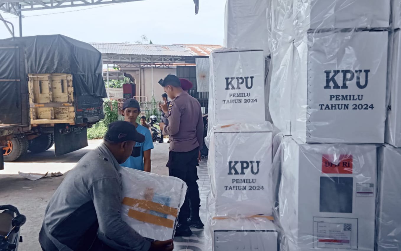 DISTRIBUSI: Logistik Pemilu 2024 mulai didistribusikan KPU HSU ke Kecamatan Sungai Pandan dan Amuntai Selatan, Kamis (8/2/2024).(Foto:M Akbar/Radar Banjarmasin)