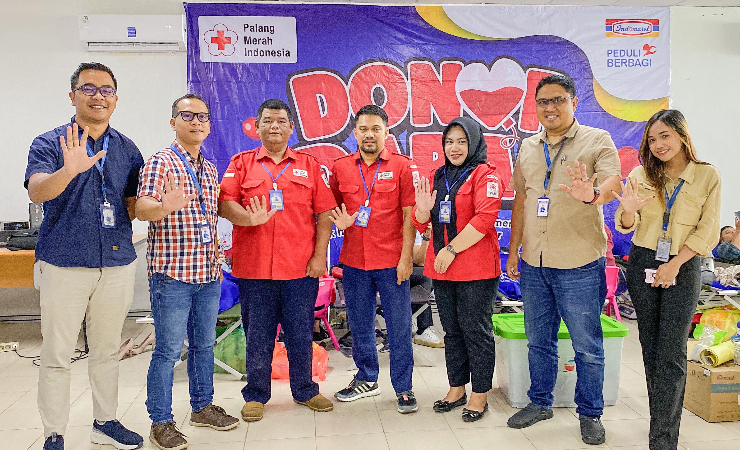 AKSI SOSIAL.Manajemen Indomaret Cabang Banjarmasin berfoto bersama di sela kegiatan donor darah.(foto: Indomaret Cabang Banjarmasin untuk Radar Banjarmasin)