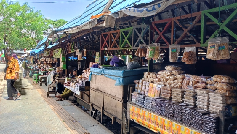 BERJUALAN: Para pedagang berjualan kue tradisional di Pasar Wadai Martapura, Kamis (8/2).