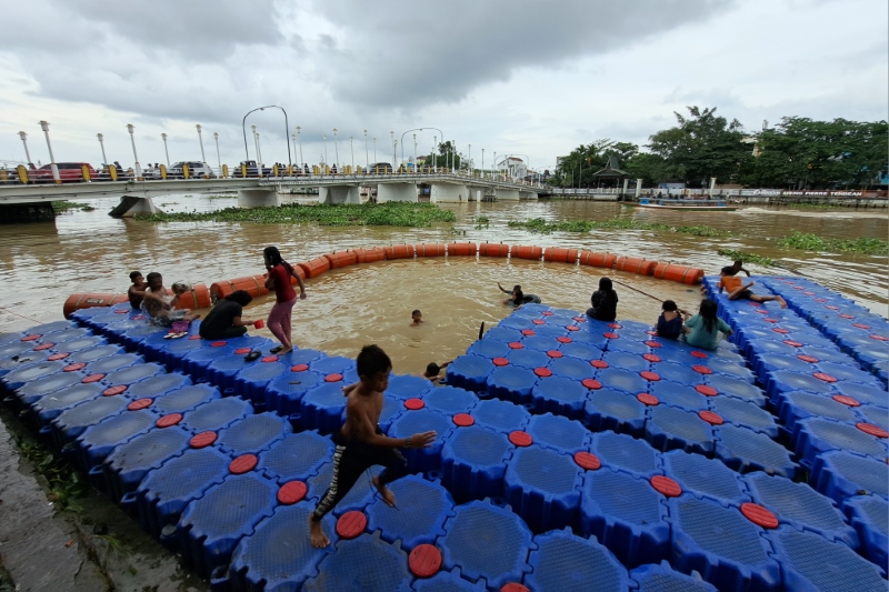 DERMAGA APUNG: Anak-anak banyak mandi di Sungai Martapura.