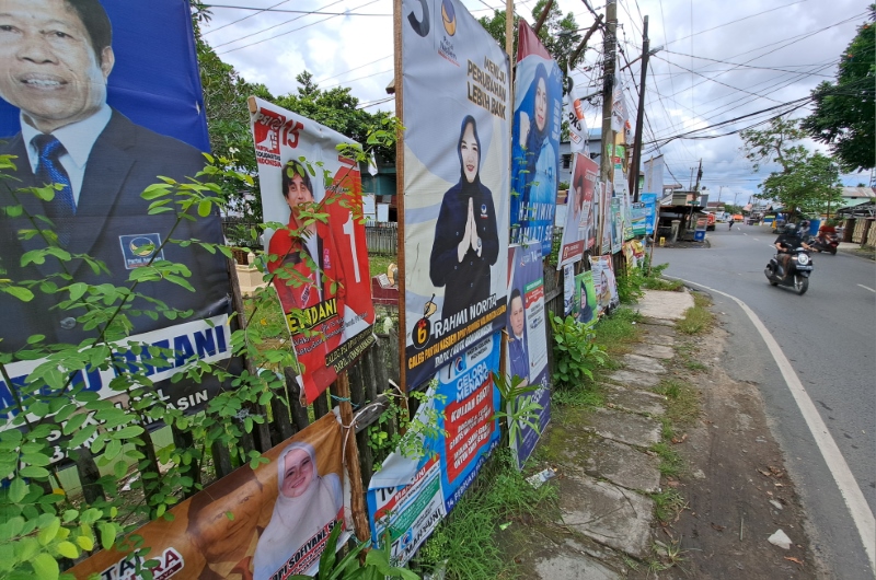 NIRADAB: APK memenuhi pagar pekuburan di Sungai Jingah, foto diambil Jumat (9/2) siang. Para caleg ini rupanya tak merasa cukup berkampanye pada pemilih yang masih hid