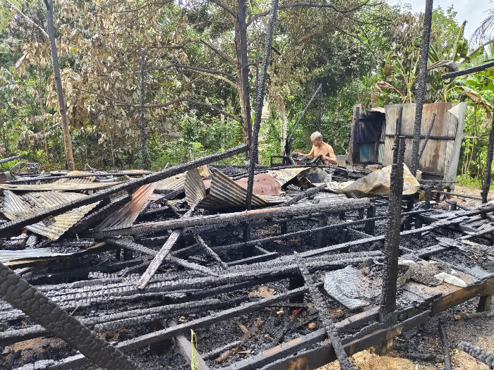 TINGGAL PUING: Rumah milik Saudah, warga Desa Haur Batu, Kelurahan Paringin Kota, Kecamatan Paringin, Balangan, Minggu (11/2/2024) siang.(foto: M Dirga/Radar Banjarmasin)