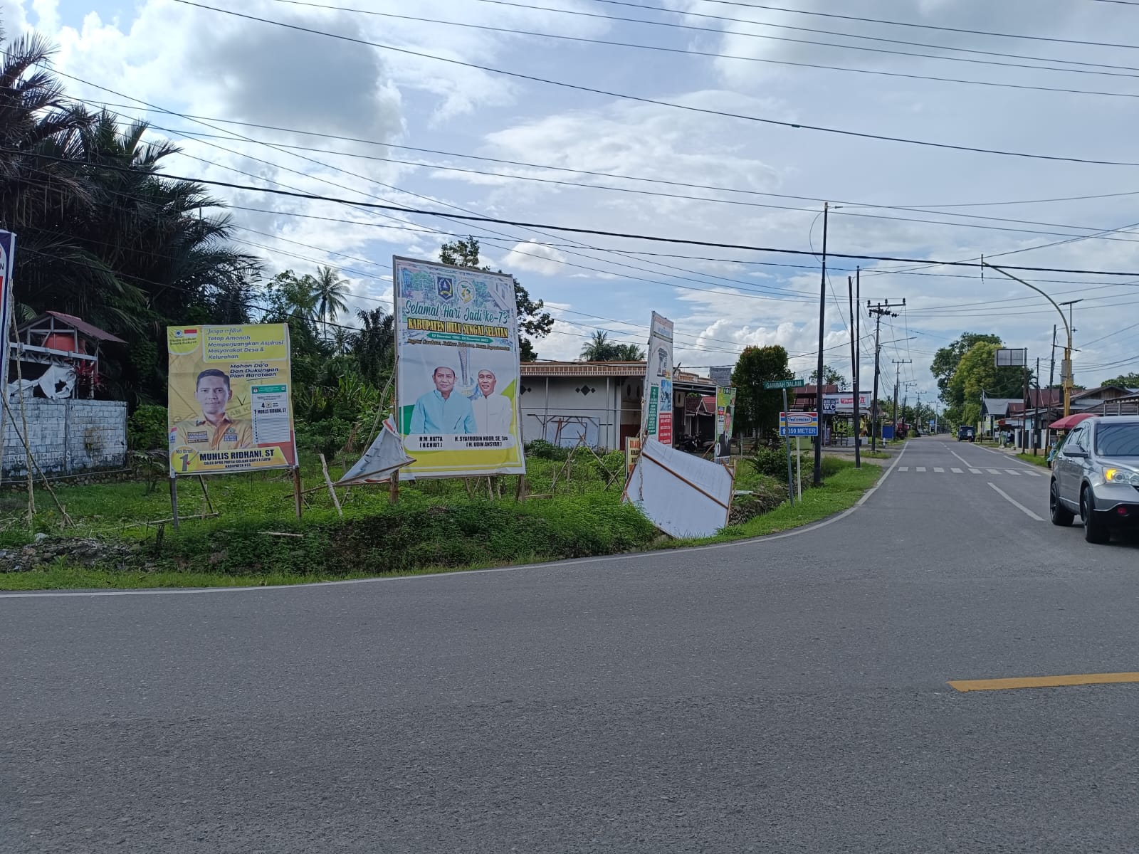 MASA TENANG: Masih ada APK terpasang di hari pertama masa tenang Pemilu 2024 di Kabupaten HSS.(Foto: Salahudin/Radar Banjarmasin)