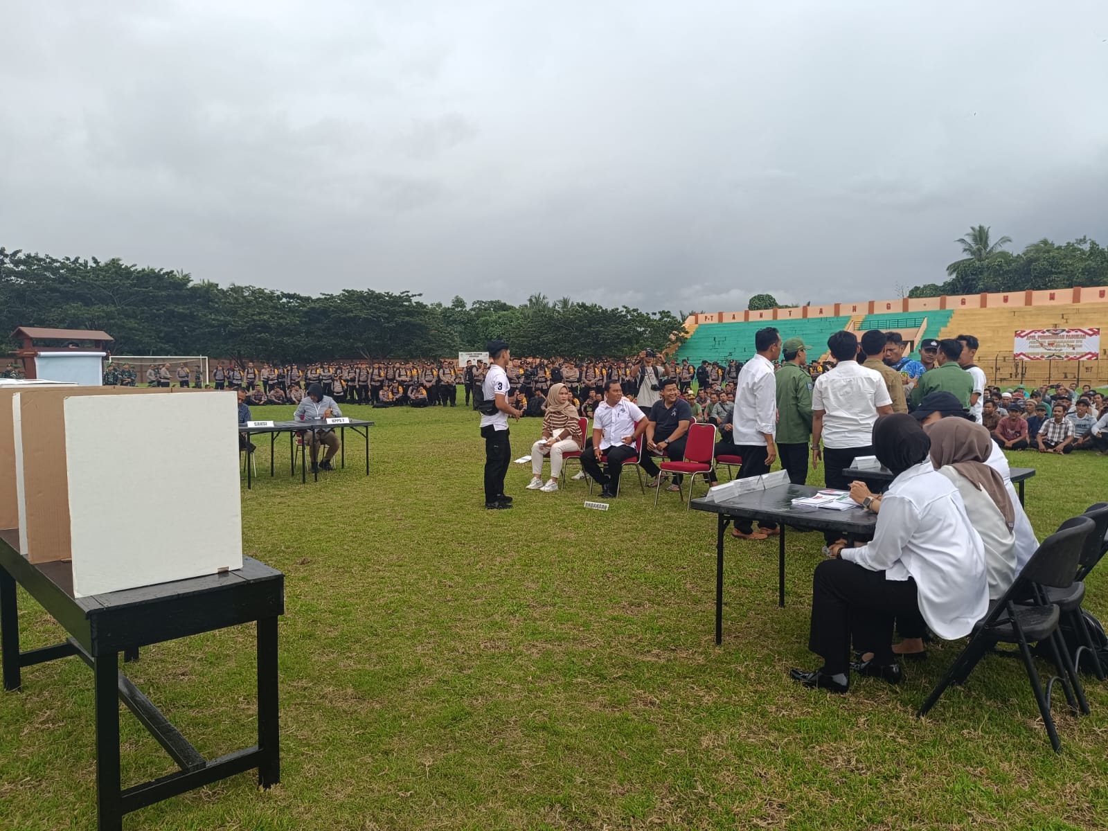SIMULASI: Suasana simulasi pengamanan TPS yang digelar di Stadion 2 Desember, Kandangan, Kabupaten HSS, Minggu (11/2/2024).(Foto: Salahudin/Radar Banjarmasin)