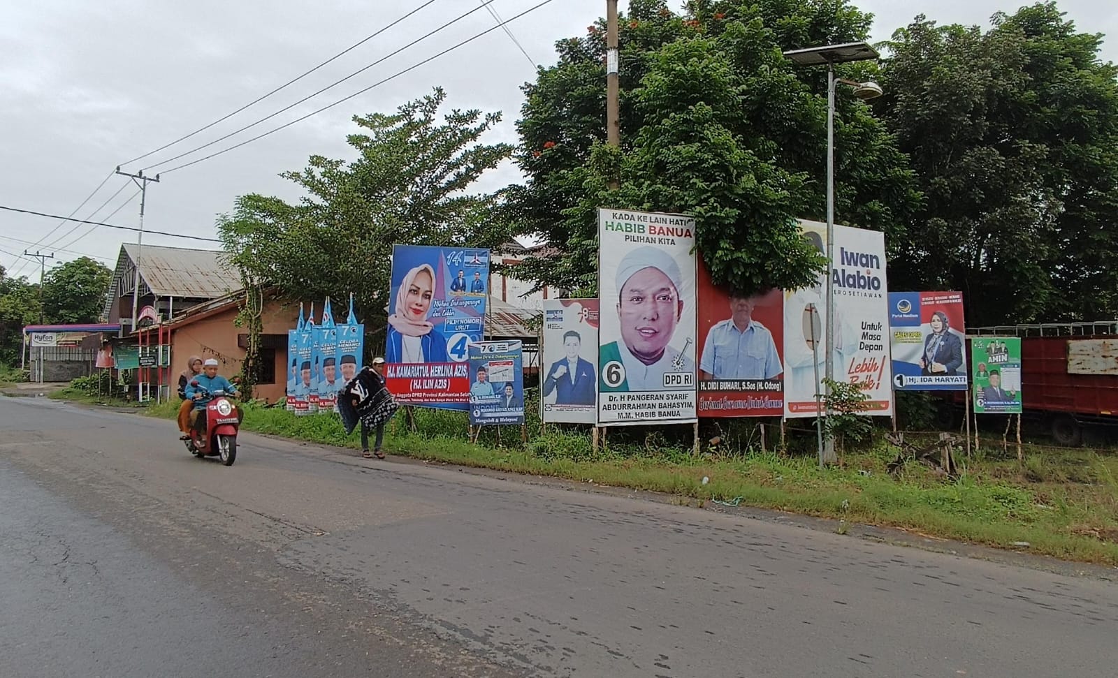 HARUS DITERTIIBKAN: Sejumlah APK masih terpasang di Kabupaten HSU, padahal sudah memasuki masa tenang kampanye.(foto: M Akbar/Radar Banjarmasin)