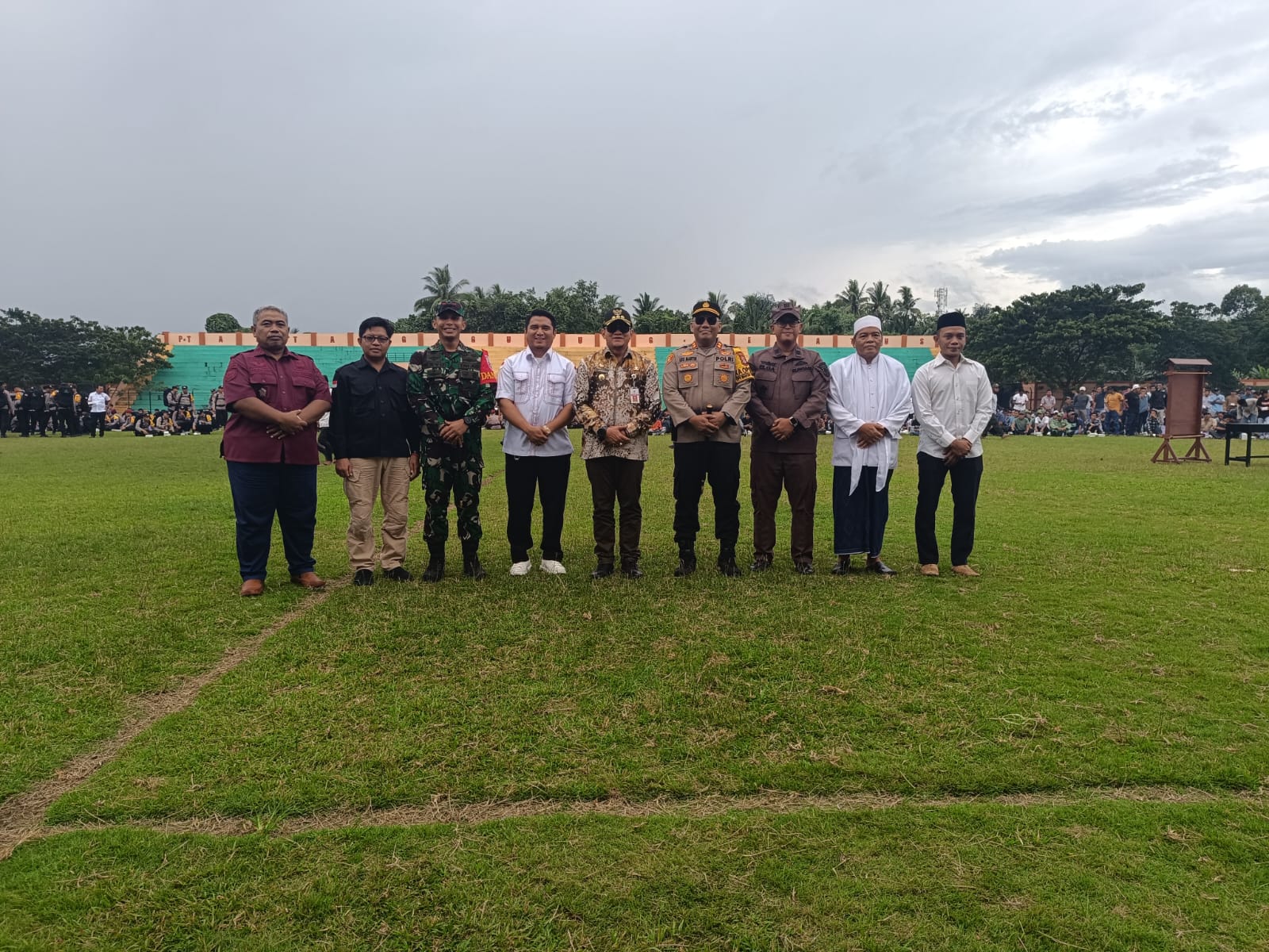 HADIRI : Ketua DPRD HSS Akhmad Fahmi bersama Forkopimda berfoto usai melihat simulasi pengamanan TPS saat menghadiri apel pergeseran pasukan di Stadion 2 Desember. FOTO SALAHUDIN/RADAR BANJARMASIN