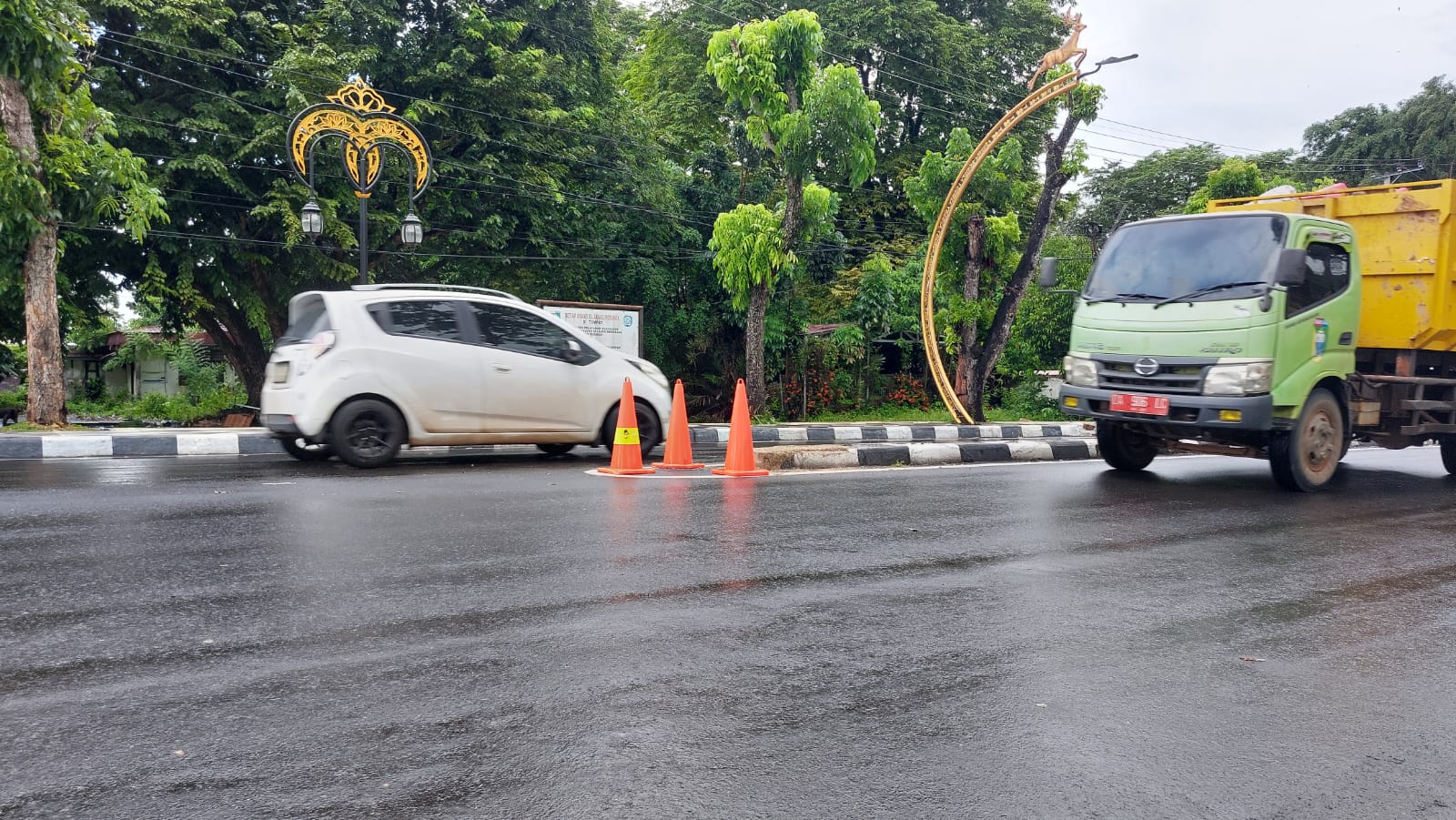 BERBAHAYA: Ujung median Jalan Hadji Boejasin kerap terjadi kecelakaan lalulintas.(Foto: Norsalim Yahya/Radar Banjarmasin).