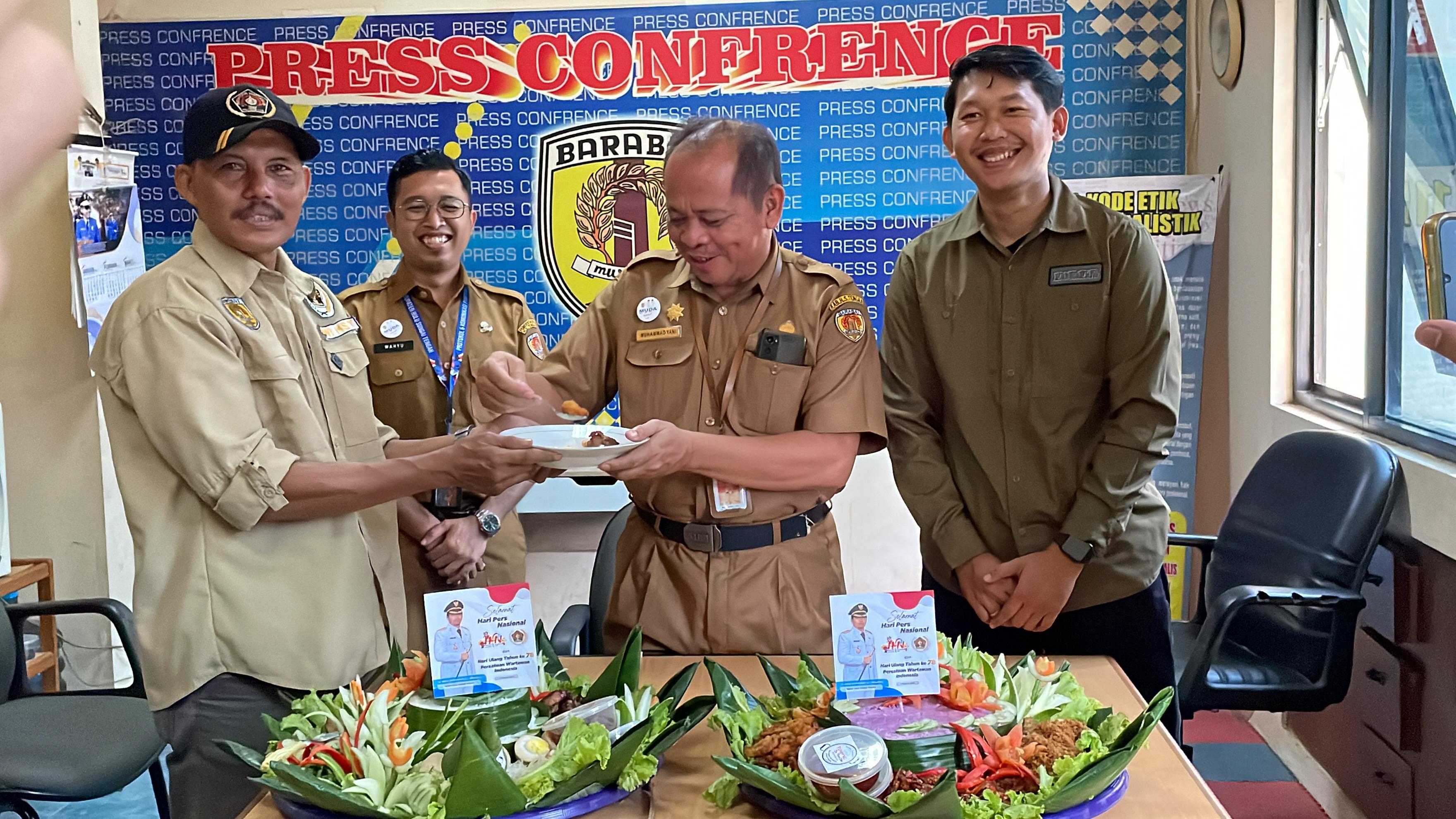 POTONG TUMPENG: Sekda Kabupaten HST, Muhammad Yani memotong tumpeng di Momen Hari Pers Nasional (HPN) 2024 di Kabupaten HST.(Foto:Jamaluddin/Radar Banjarmasin)