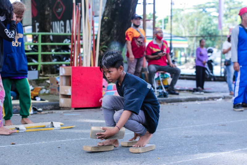 LARI BALOK: Salah satu permainan tradisional yang dikenal di beberapa daerah, termasuk di Banjar.