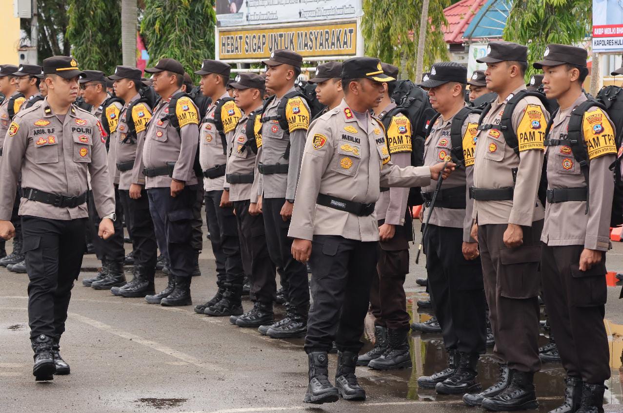 APEL KESIAPAN: Kapolres HSU AKBP Meilki Bharata mengecek kesiapan personel pengamanan Pemilu 2024 di halaman Polres HSU, Senin (12/2).(Foto: M Akbar/Radar Banjarmasin)