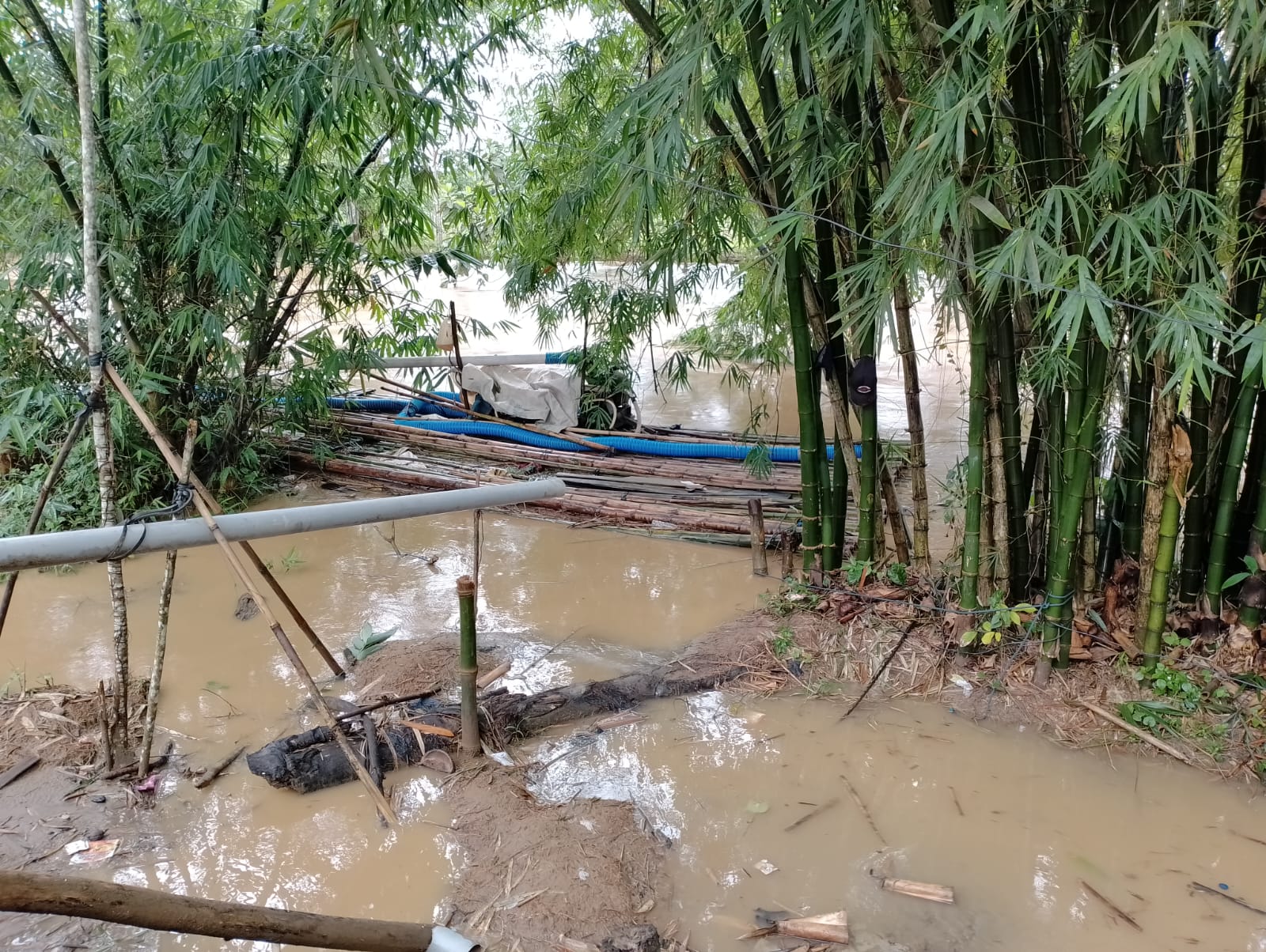 SEDOT PASIR: Mesin penyedot pasir di Desa Aluan Mati, Kabupaten HST yang diduga digunakan penambang ilegal. Kehadirannya dikeluhkan warga setempat.(Foto: DLHP HST untuk Radar Banjarmasin)